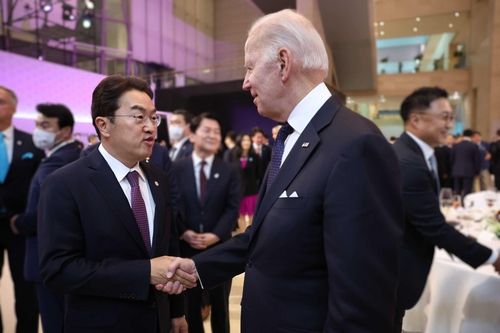 2022년 5월 방한한 조 바이든 미국 대통령과 악수하는 강한승 쿠팡 대표. [쿠팡 제공. 재판매 및 DB 금지]