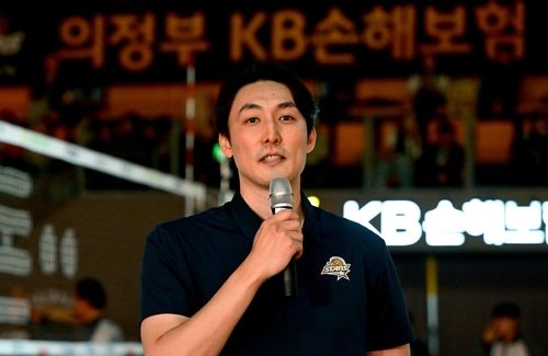 은퇴 소감 밝히는 하현용 KB손해보험 코치