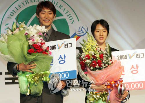 2005년 V리그 남자부 신인상을 받은 하현용(왼쪽)