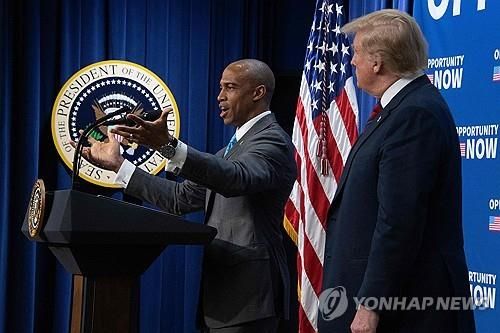 스콧 터너 주택도시개발부 장관 후보자(왼쪽)