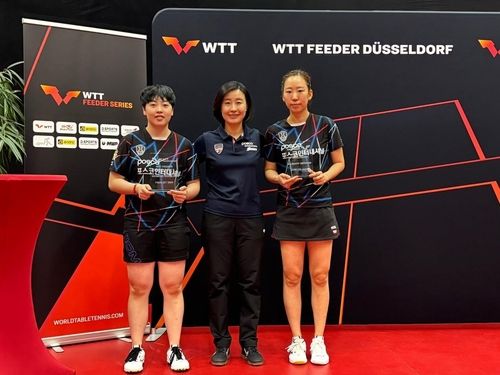 WTT 뒤셀도르프 여복 준우승 양하은(오른쪽), 유한나(왼쪽)와 전혜경 감독(중앙) 