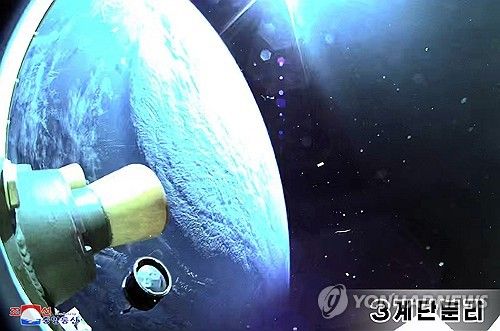 북한, 최신형 ICBM '화성포-19형' 시험발사 성공...김정은 참관