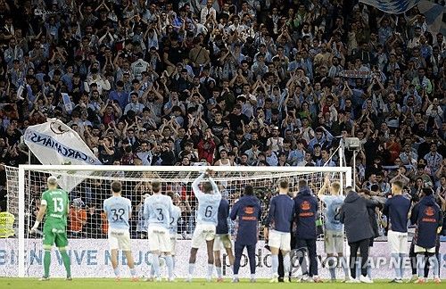 홈 팬들 앞에서 인사하는 셀타 비고 선수들