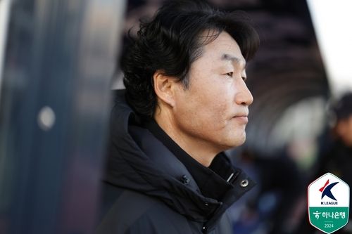 전남 드래곤즈의 이장관 감독