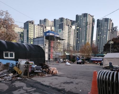 구룡마을 입구에 세워진 망루