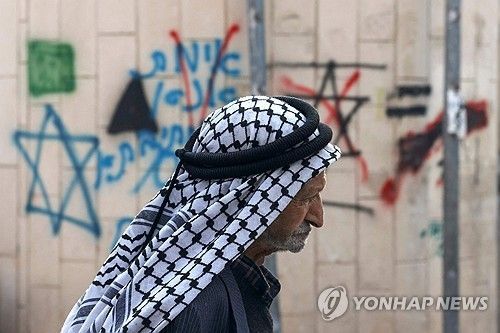 유대인 정착촌 근처 이스라엘군 초소 지나는 팔레스타인 노인