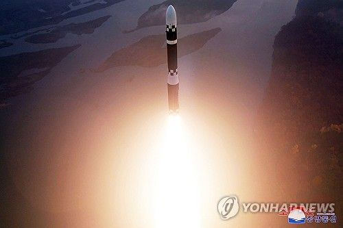 북한, 최신형 ICBM '화성포-19형' 시험발사 성공...김정은 참관