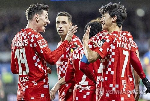 골 넣고 동료에게 축하받는 이재성(오른쪽)