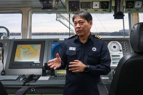 20일 제주 서귀항에 정박한 기상 1호에서 기상관측선에 대해 설명 중인 류동균 선장. [촬영 이재영]