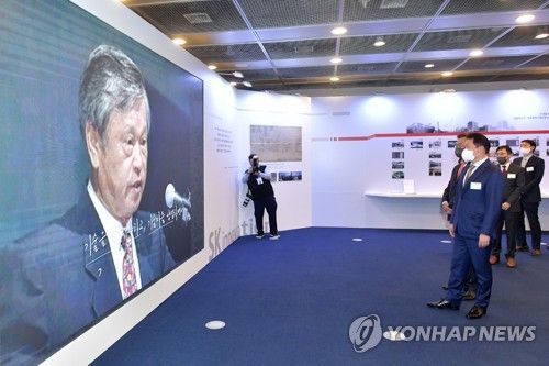 2022년 SK이노 창립 60주년 기념 전시회에서 최종현 선대회장 영상물 시청하는 최태원 회장
