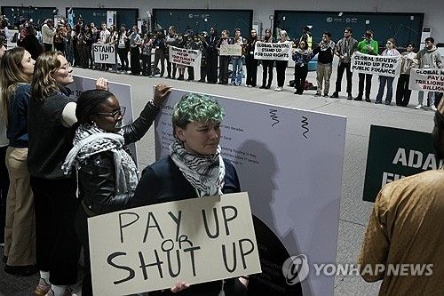(바쿠<아제르바이잔> AP=연합뉴스) 23일(현지시간) 아제르바이잔 바쿠에서 열린 COP29 회의에 기후 활동가들이 선진국들의 기후대응 분담금 증액을 요구하며 시위를 벌이는 모습. 2024.11.24. photo@yna.co.kr