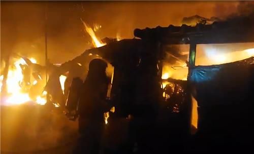 돈사 화재 진압하는 소방당국