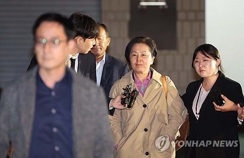 법원 나서는 김영선