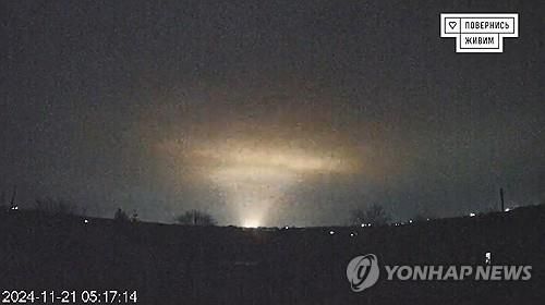 러시아의 미사일 발사로 섬광 비치는 드니프로 모습