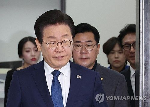 회의 입장하는 이재명 대표