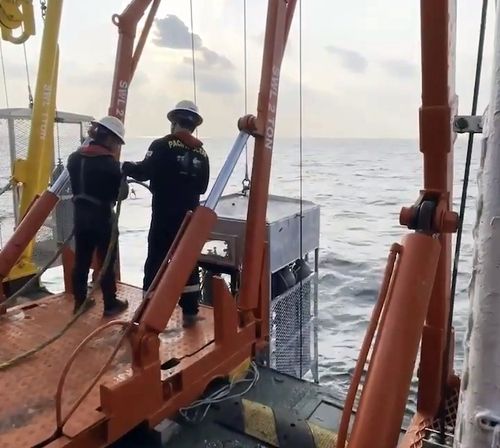 입수하는 심해 수중잠수사