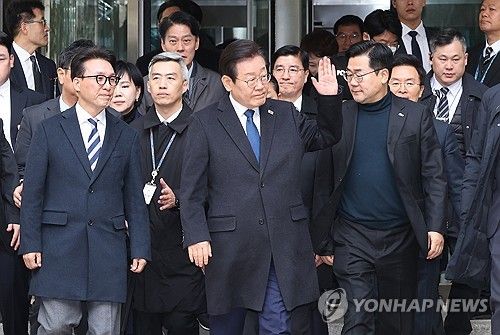 취재진에게 입장 밝히는 이재명 대표