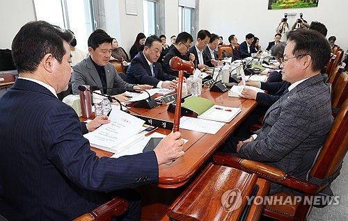 의사봉 두드리는 박정 소위원장