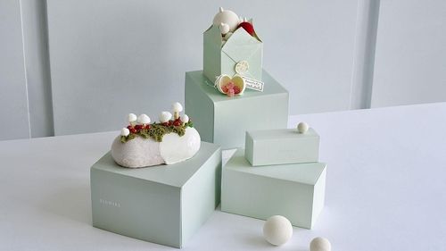 화이트 몽블랑과 크리스마스 오너먼트 박스 