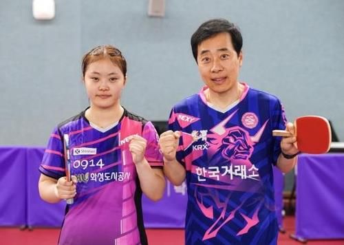 유남규 감독(오른쪽)과 딸 유예린