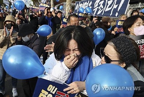 눈물 흘리는 지지자들