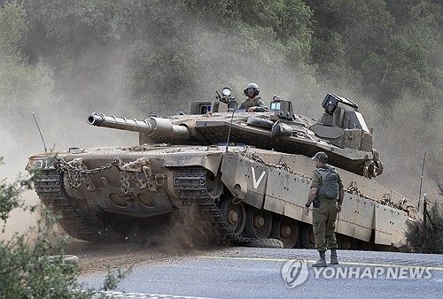 레바논 남부로 진격하는 이스라엘군 메르카바 탱크