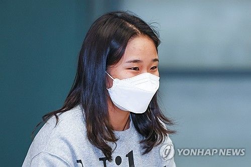 배드민턴 간판 안세영, 밝은 표정으로 귀국