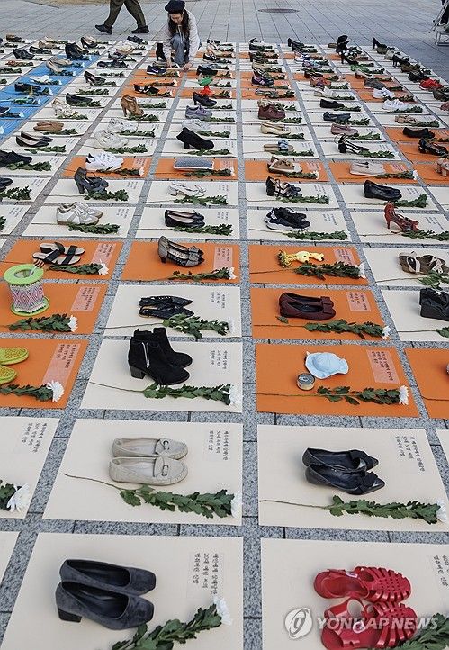 신발 192켤레로 보여주는 여성 살해의 실태 퍼포먼스