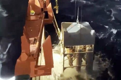 출수하는 심해 수중잠수사