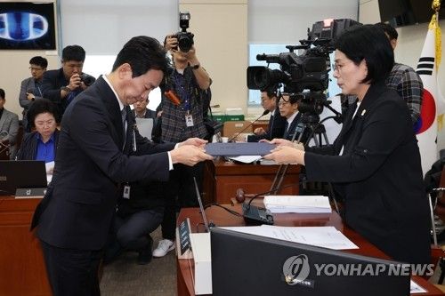 선서문 제출하는 박장범 한국방송공사 사장후보자