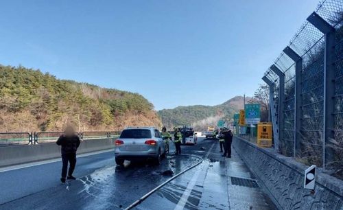 진화 작업 마친 국도 차량 화재 현장