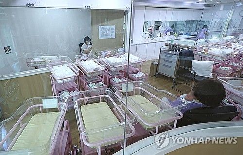 빈 요람 즐비한 신생아실