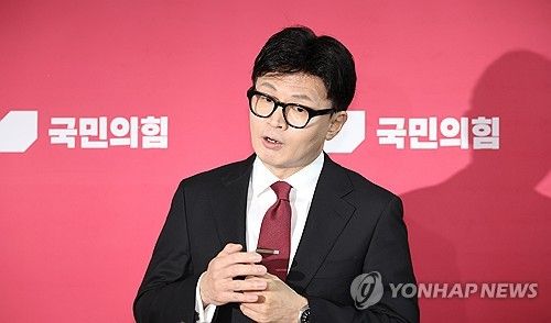 질문에 답변하는 한동훈 대표