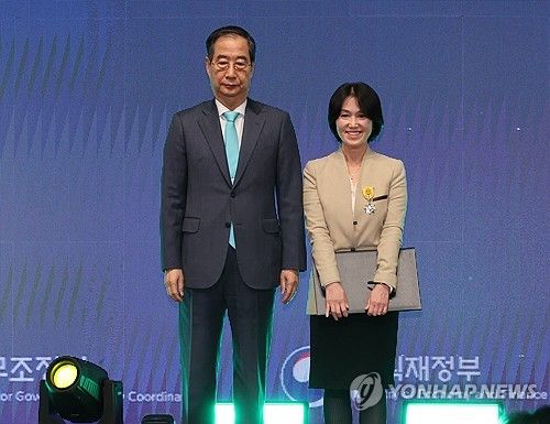 유공자 포장하는 한덕수 국무총리