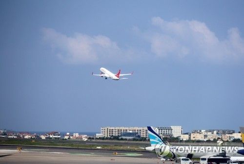 제주공항에서 비상하는 항공기