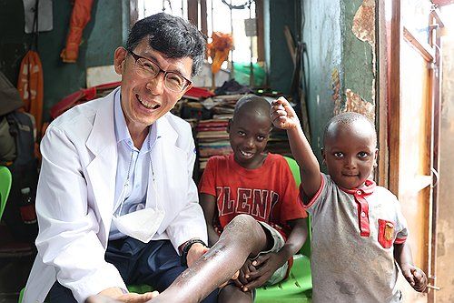 우간다 의료소외계층-난민 치료, 임현석 원장 아산대상