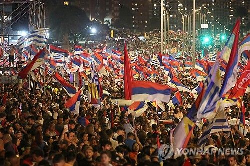 환호하는 오르시 지지자들