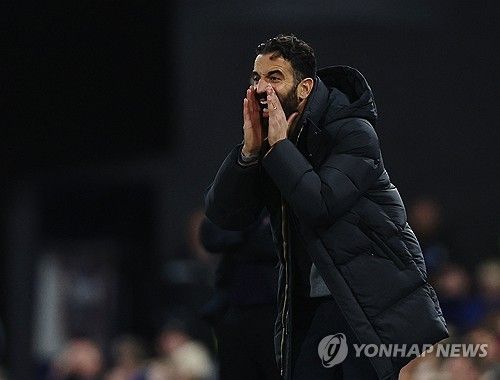 입스위치 타운과의 경기에서 선수들에게 지시하는 맨유의 아모링 감독