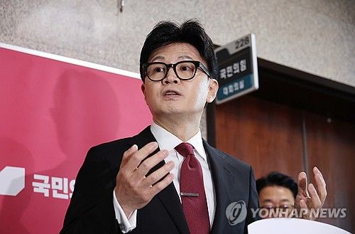 질문에 답변하는 한동훈 대표