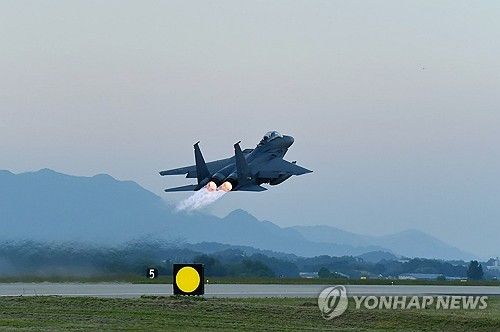 야간 임무 수행 위해 이륙하는 F-15K