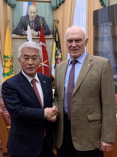 문종금 한러친선협회 이사장과 블라디미르 리트비넨코 상트페테르부르크광업대 총장