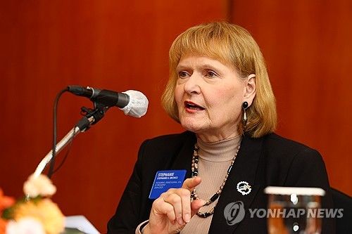 기자회견 연 스테파니 얼칙 국제로타리 회장