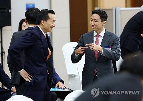 대화하는 정기선(오른쪽)과 김동관