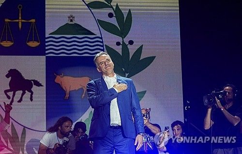 지지자에게 인사하는 오르시 대통령 당선인