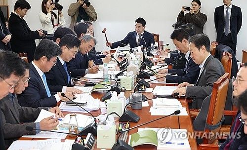 의사봉 두드리는 박정 소위원장