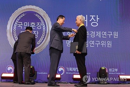 유공자 포장하는 한덕수 국무총리