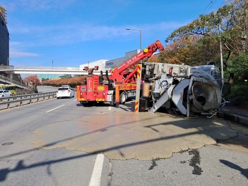 도로로 유출된 시멘트 