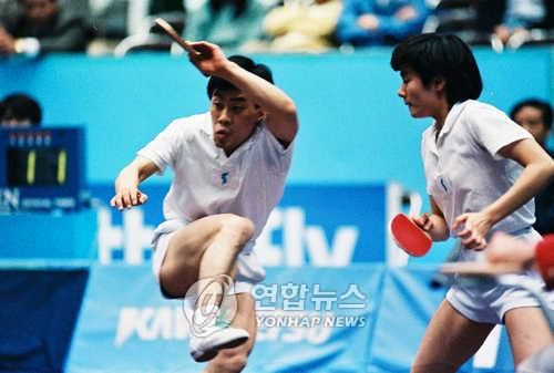 1991년 지바 세계선수권 때 현정화와 혼합복식 멤버로 경기하는 유남규(왼쪽)
