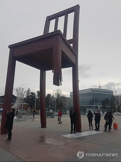 대인지뢰 협약 20년…'부러진 의자'