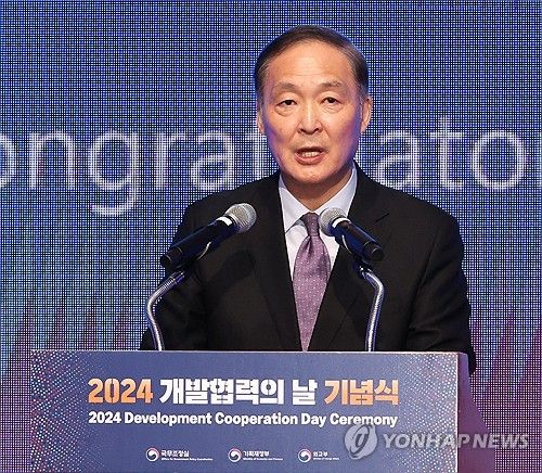 축사하는 장원삼 이사장